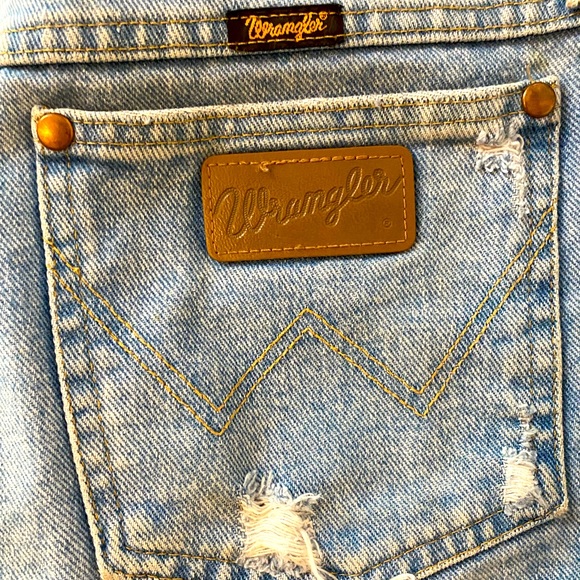 Wrangler cutoff shorts - Picture 2 of 5